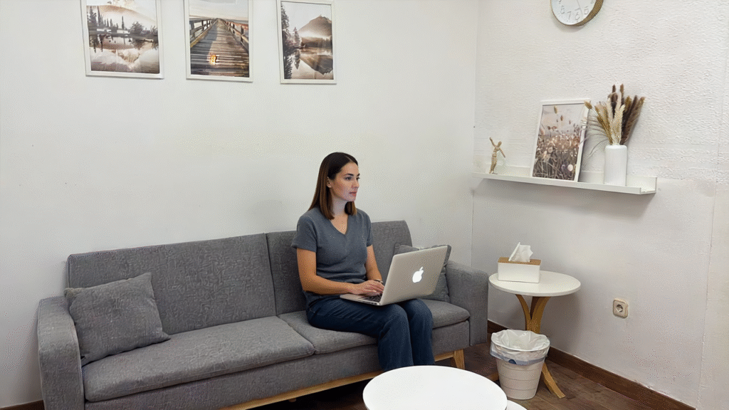 Psicóloga durante una sesión de terapia online